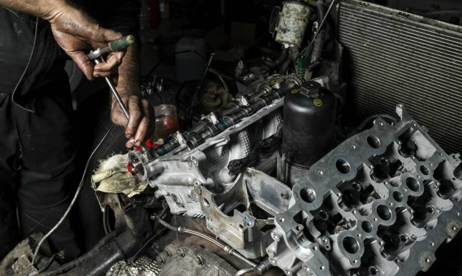 Demontaż osobowych samochodów – kluczowe etapy procesu