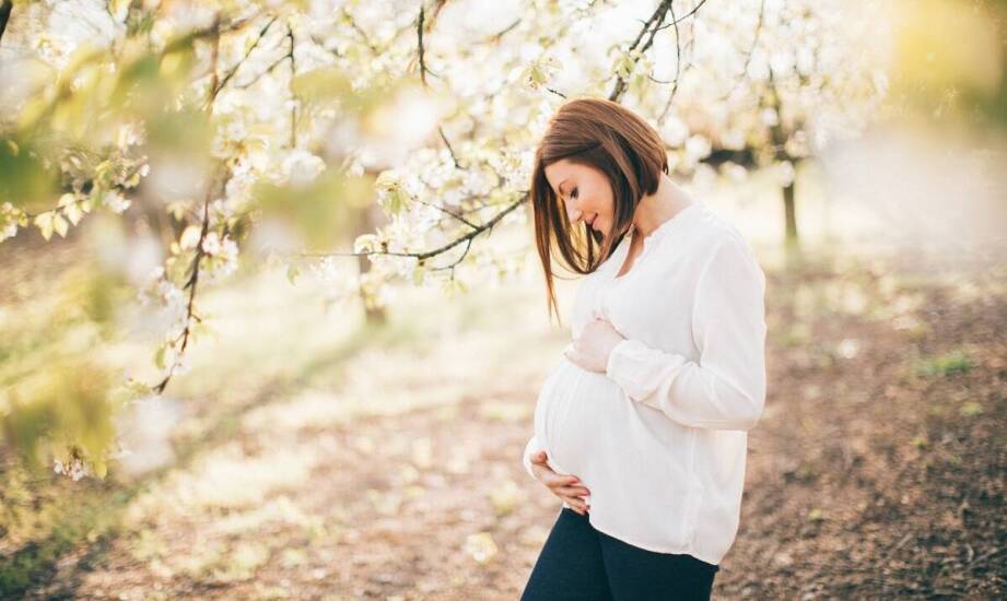 Jak wykorzystać otoczenie w sesji z dzieckiem ciążowej, by podkreślić emocje?