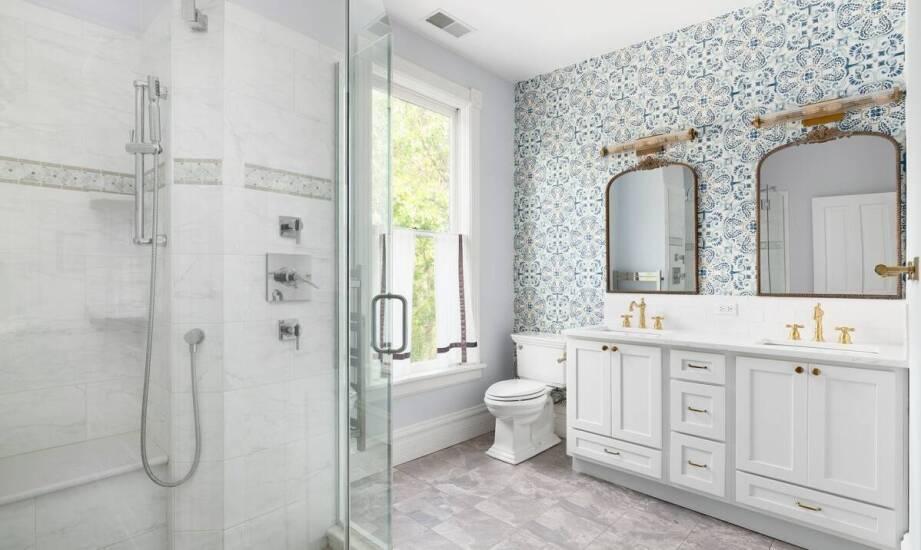 Styl retro w łazience: ścienne mydelniczki jako kluczowy akcent