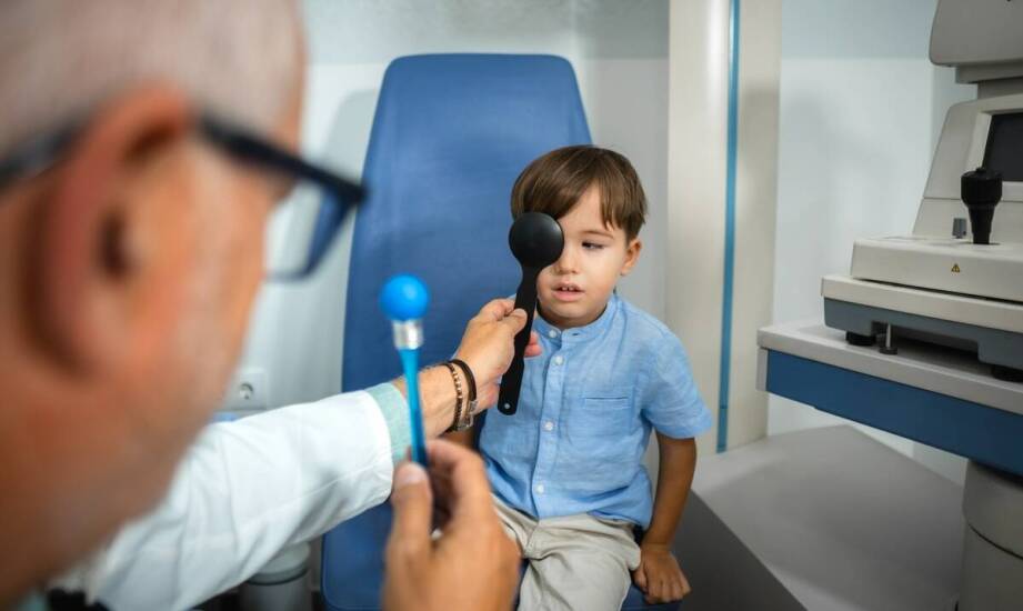 Na czym polega badanie przy użyciu synoptoforu u dzieci?