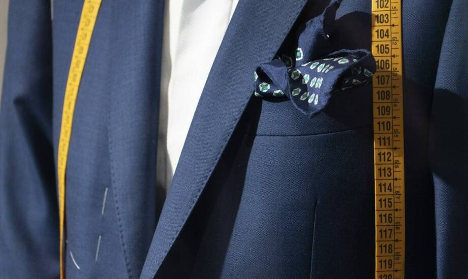 Jakie są najważniejsze estetyczne cechy mundurów galowych?