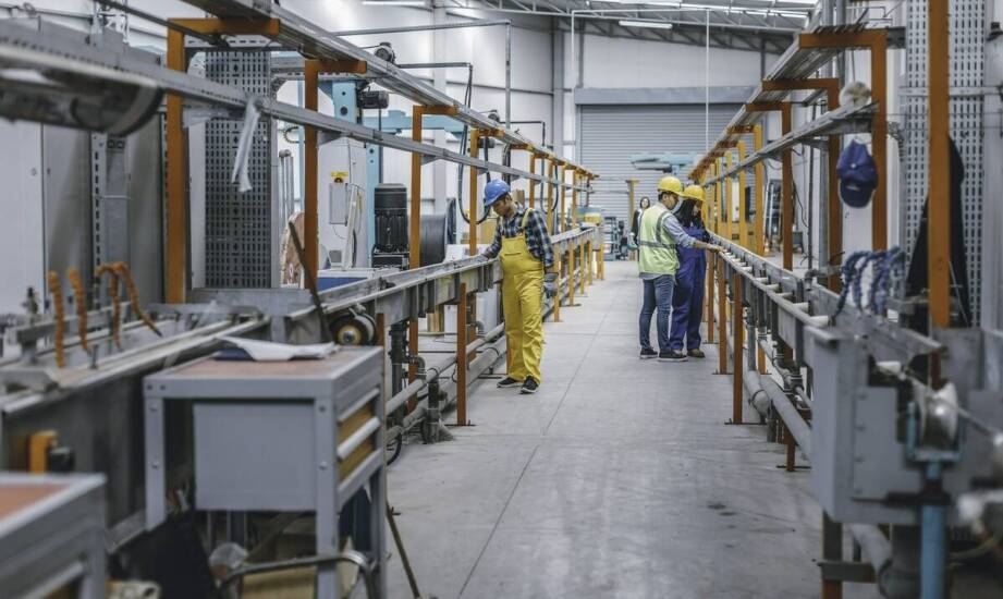 Przemysłowe klimatyzery a komfort pracy w zakładach produkcyjnych – dlaczego warto inwestować?