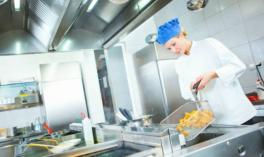 Jak transport odpadów wpływa na czystość w gastronomicznej branży?