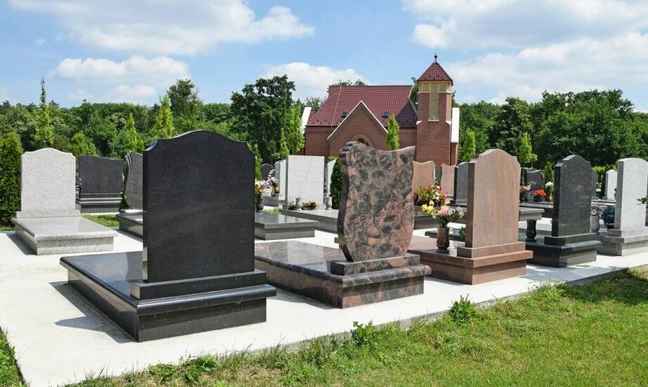 Jakie motywy przyrodnicze są często wybierane na podlaskie nagrobki?