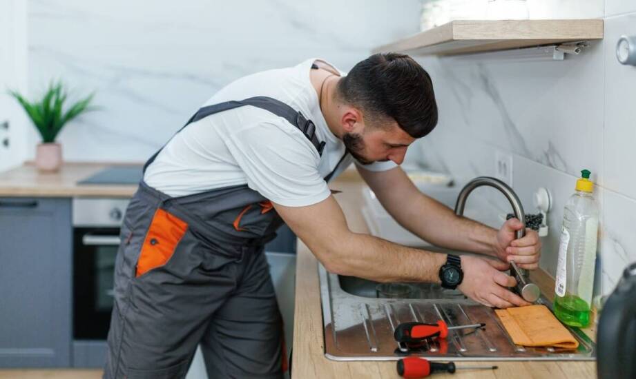 Montaż zlewozmywaka – dlaczego warto zlecić to zadanie specjalistom?