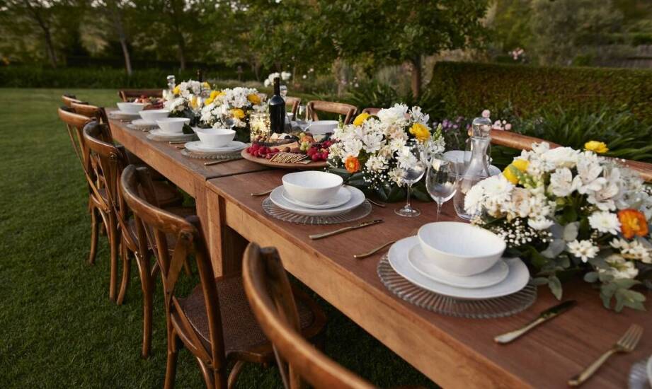 Stylowe aranżacje stołu z użyciem talerzy do zmywarek.