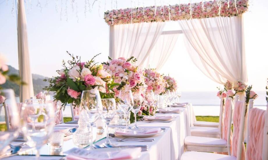 Jakie udogodnienia mogą zaoferować weselne namioty podczas uroczystości?