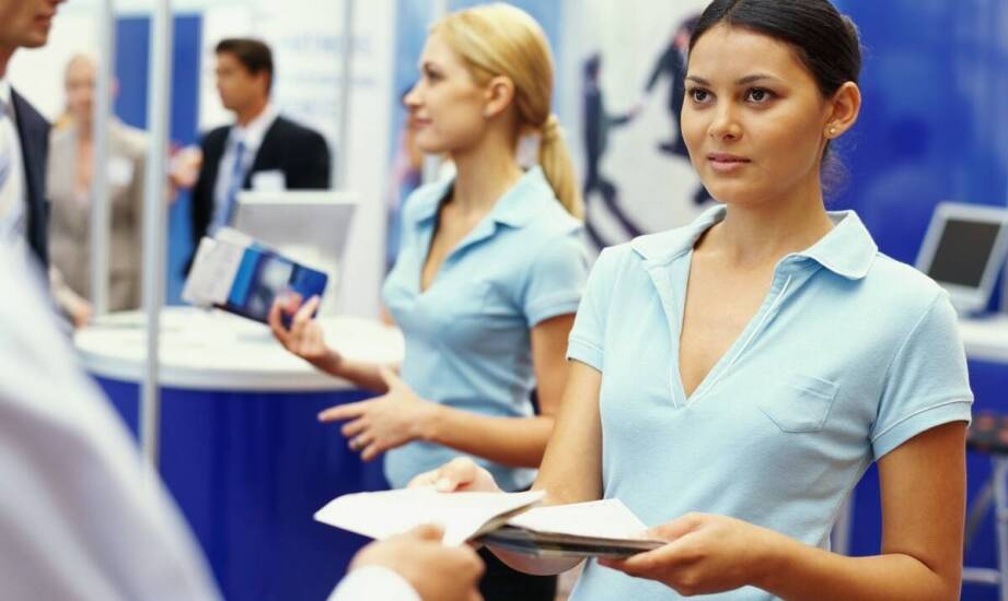 Zastosowanie stojaków z plexi A4 w przestrzeniach publicznych i ich wpływ na odbiór treści