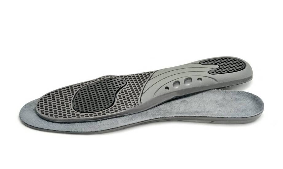 Wkładki do roboczych butów a wsparcie dla osób z ortopedycznymi problemami