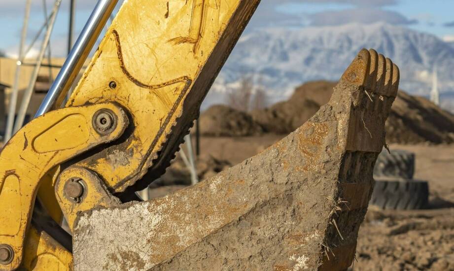 Jakie cechy powinien mieć udarowy młot do koparki, aby sprostać wymaganiom rynku?