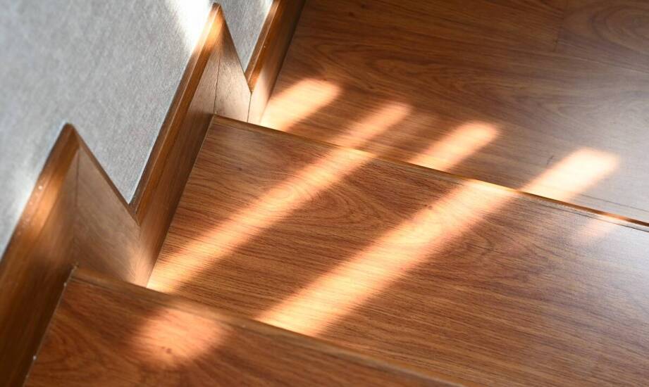 Nowoczesne techniki montażu drewnianych schodów – co warto wiedzieć?