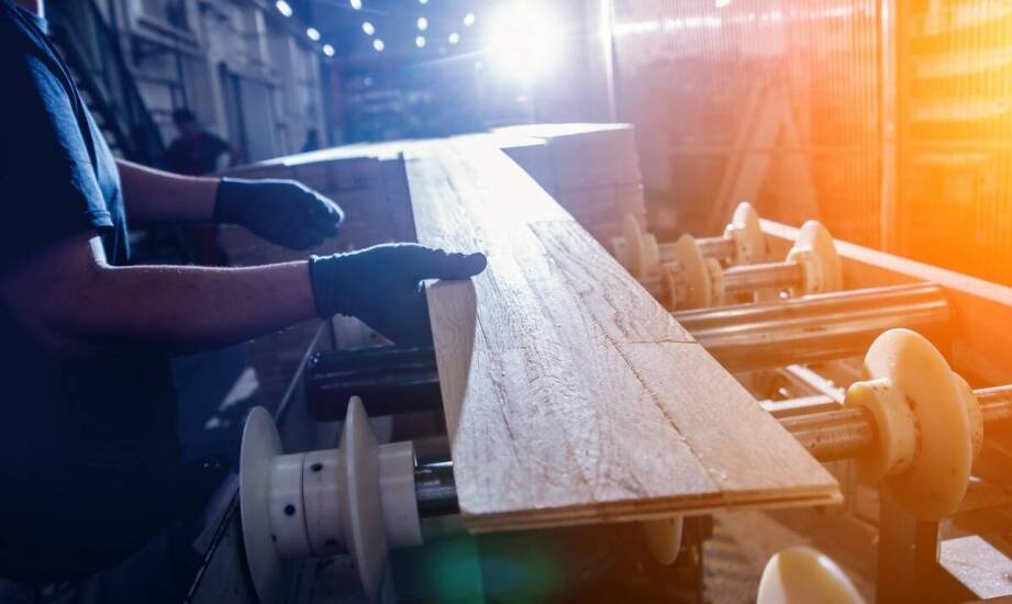 Jak transport i instalacja wpływają na wydajność nowo zakupionych okleiniarek do drewna?