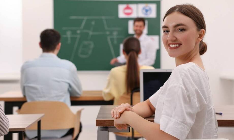 Jakie są korzyści z odbycia lekcji doszkalających przed zdaniem egzaminu na kategorię B?