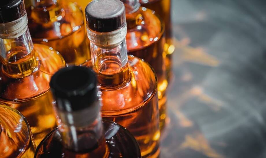 Czy szklanki z grubym dnem do whisky wpływają na doświadczenie degustacyjne?