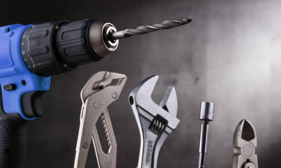 Rola odpowiednich narzędzi w efektywnym mocowaniu kolczastego drutu