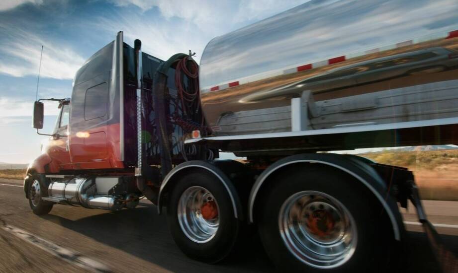 Oklejanie naczep a ochrona przed warunkami atmosferycznymi – zalety tego rozwiązania