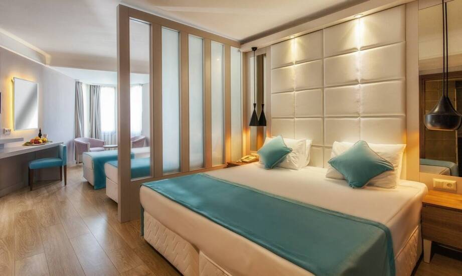 Przewodnik po standardach hotelowych łóżek – czym się różni rozmiar queen size?