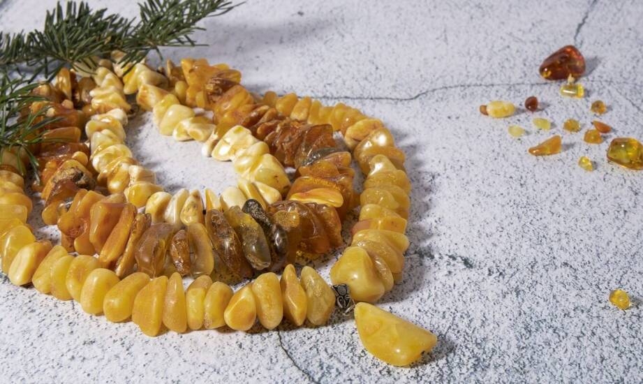 Jak srebro podkreśla piękno kolczyków bursztynowych?