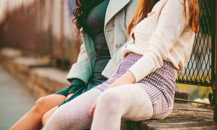 Zalety noszenia spodni z wysokim stanem moro w codziennych outfitach