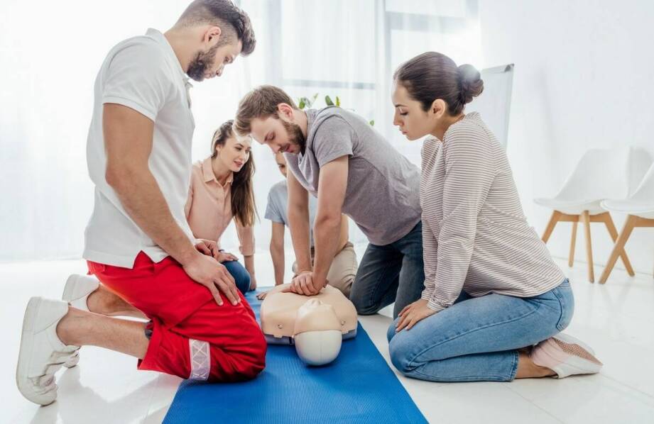 Szkolenia z pierwszej pomocy: jak przygotowuje pracowników na sytuacje awaryjne?