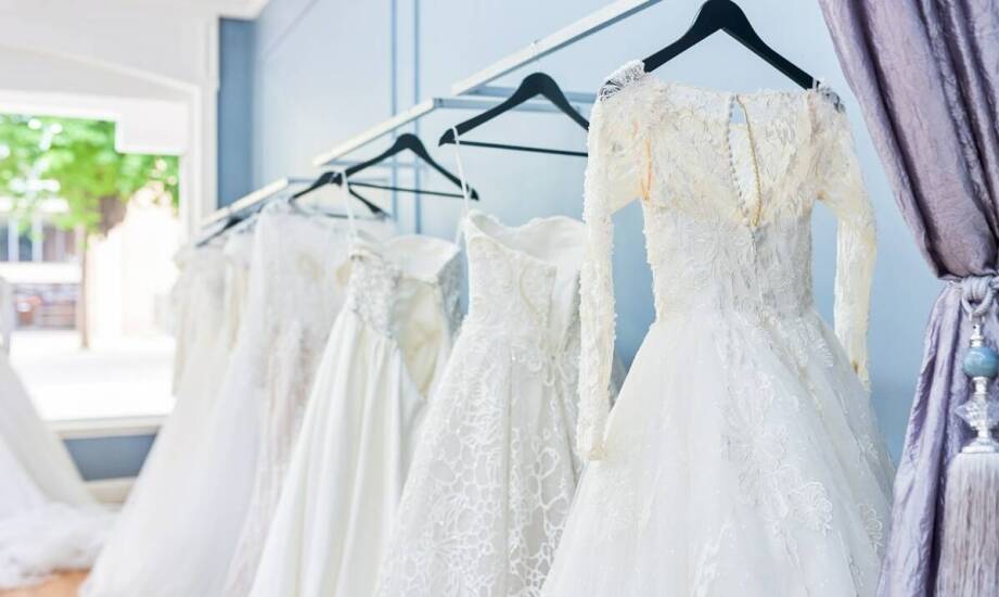 Suknie ślubne w różnych stylach – jak dobrać odpowiednią do własnego gustu?