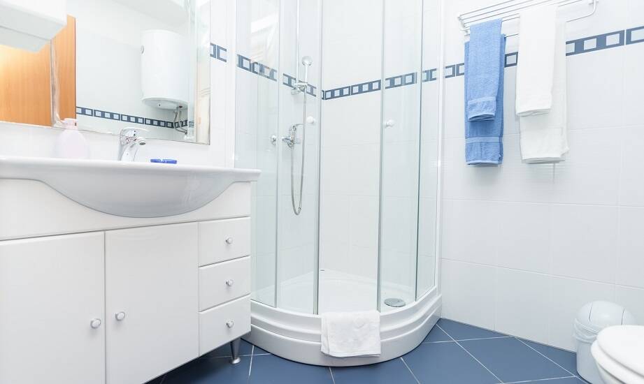 Jak wybrać idealną kabinę półokrągłą dla małej łazienki?