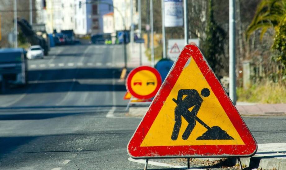 Jak znak B31 wspiera organizację ruchu wokół edukacyjnych placówek?