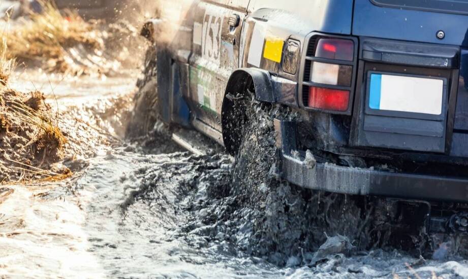 Jakie czynniki wpływają na wydajność antybłotnych mat w różnych warunkach?