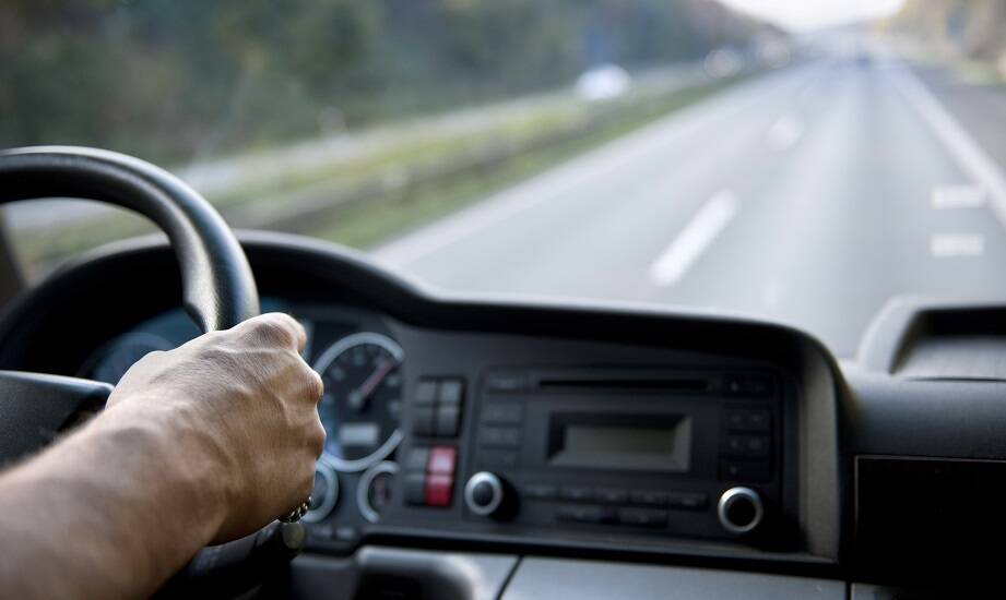 Przewodnik po kursach dla kierowców zawodowych: od kwalifikacji wstępnych do szkoleń okresowych