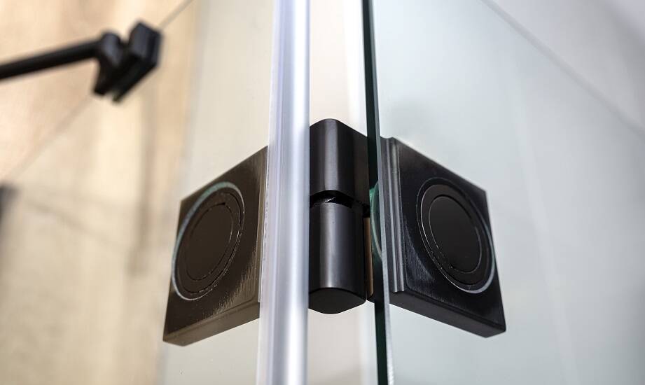 Jak dobrać odpowiednie mocowania do paneli szklanych?