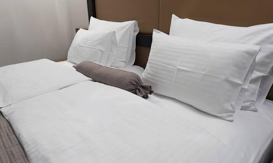 Jak kołdry hotelowe wpływają na jakość powietrza w pokoju?