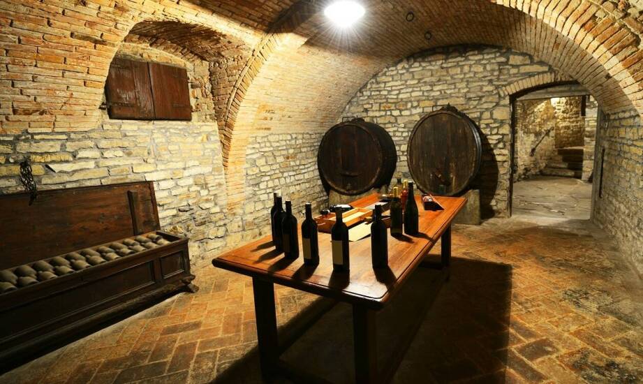 Winiarnia w restauracji w Krakowie – jak dobieramy wina do tradycyjnych potraw?