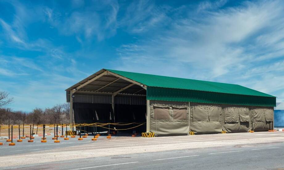 Jakie wyzwania stawia przed projektantami budowa strzelnic o dużym zasięgu?