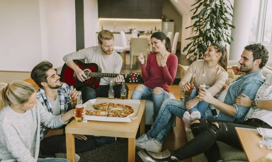 Jakie są najlepsze sposoby na poznawanie nowych ludzi w naszym hostelu?