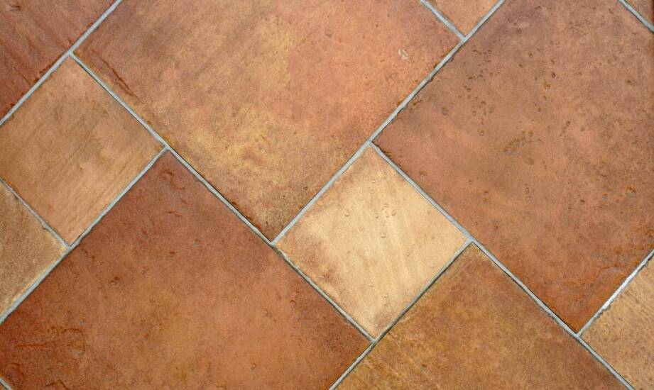 Porównanie terakoty i glazury – co wybrać do taniej łazienki?