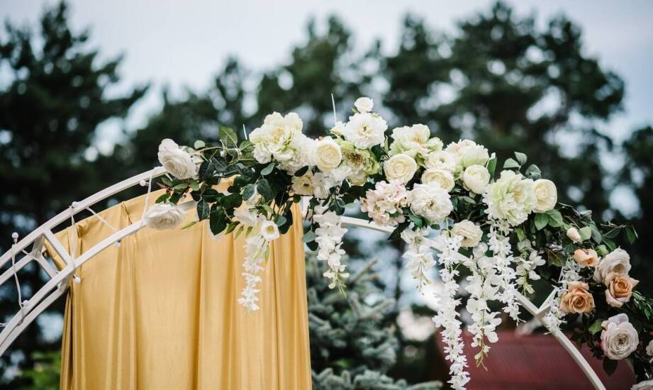 Jakie ślubne okrycia najlepiej sprawdzają się w plenerowych ceremoniach?