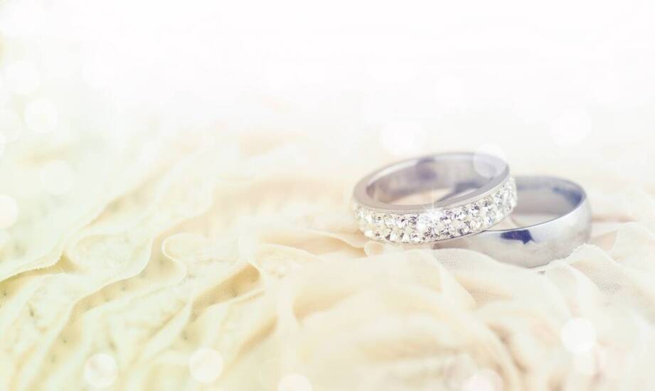 Białe złoto w ślubnych obrączkach: co sprawia, że jest tak wyjątkowe?