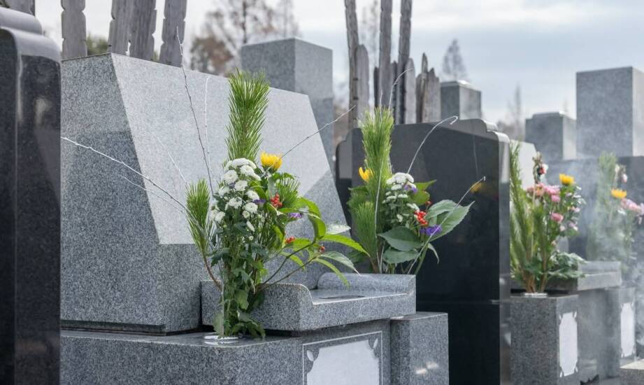 Nowoczesne wzory nagrobków: jak autorskie projektowanie wpływa na ostateczny wygląd pomnika