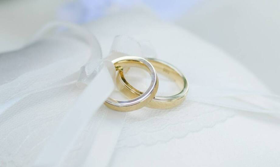 Klasyczne ślubne złote obrączki – dlaczego warto postawić na ponadczasowość?