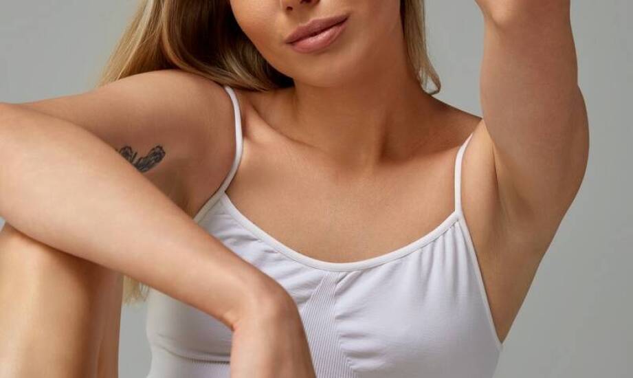 Jak wycięty strój kąpielowy z majtkami wpływa na pewność siebie?