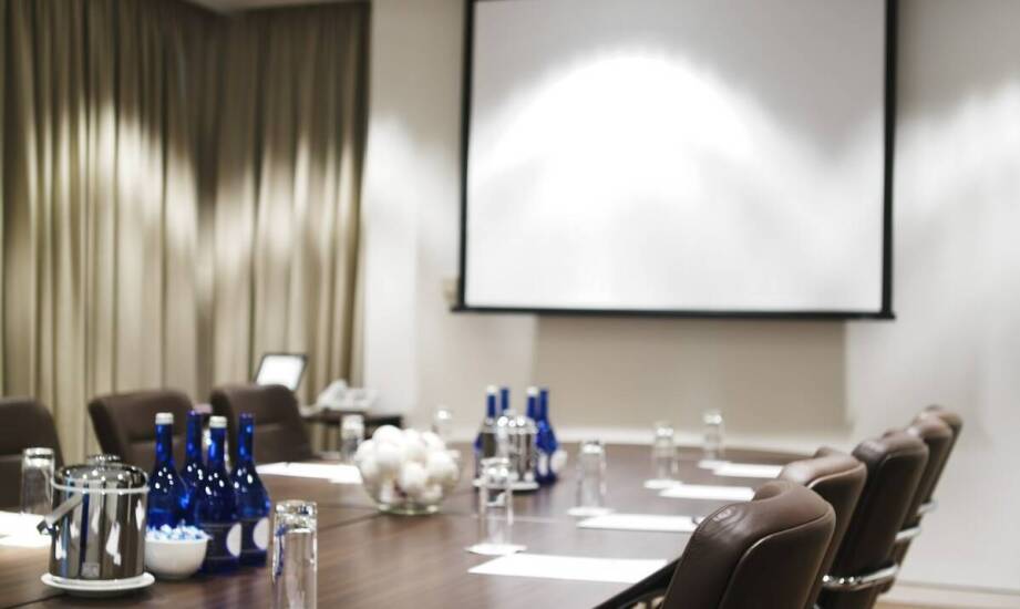 Czym wyróżniają się konferencyjne sale w hotelach przy plaży?