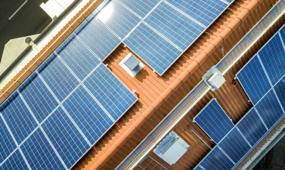 Jak fotowoltaiczne panele wpływają na obniżenie kosztów energii w przedsiębiorstwach?