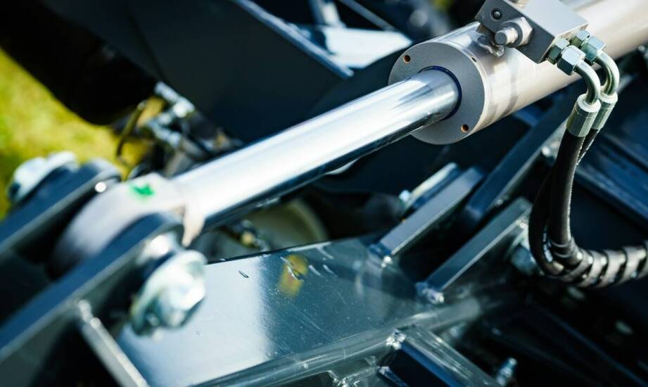 Równiarki do podłoży – klucz do idealnych jeździeckich warunków