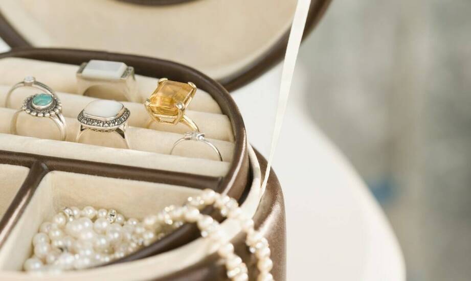 Jak skutecznie zamawiać biżuterię online z uwzględnieniem dostawy czasu?
