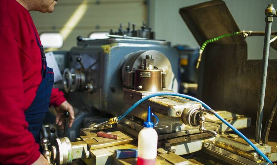 Przewodnik po wyborze tokarki TOS SV 18RA – kluczowe techniczne i praktyczne aspekty