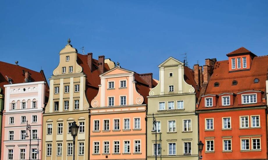Jakie są kluczowe kroki przy zakupie mieszkania w turystycznych regionach?