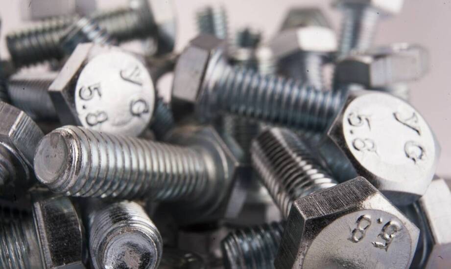 Wpływ odporności na korozję na trwałość metalowych złącznych wyrobów