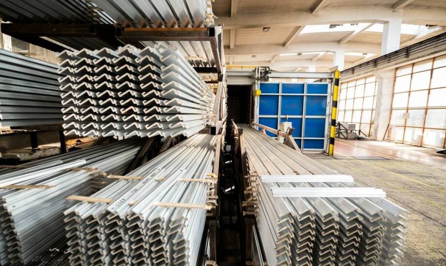 Jakie są kluczowe wyzwania przy modernizacji regałowych profili?