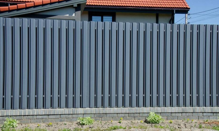 Jak nowoczesne pionowe ogrodzenia metalowe wpływają na bezpieczeństwo posesji?