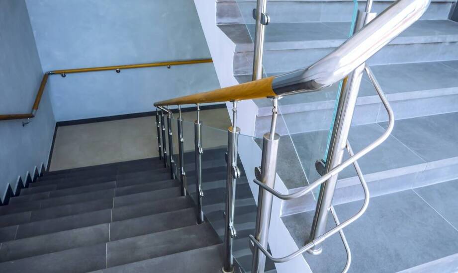 Profesjonalny lakier do schodów jako część antypoślizgowego systemu ochrony